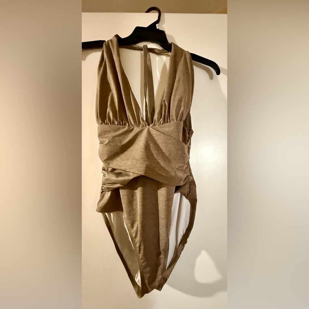 LA BLANCA Halter One Piece Swimsuit L Tan Beach Vacation Resortwear